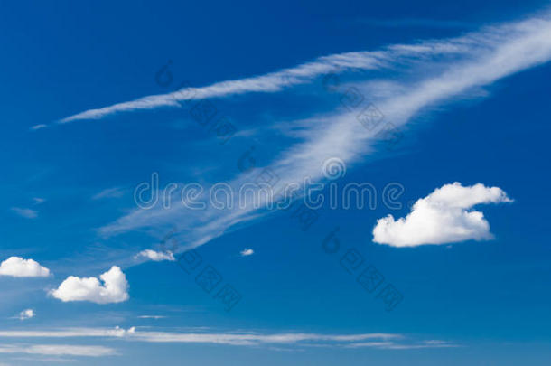 天空景观。深蓝色的天空，以白云为自然背景