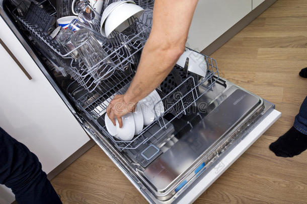 厨房装洗碗机的裁切图像
