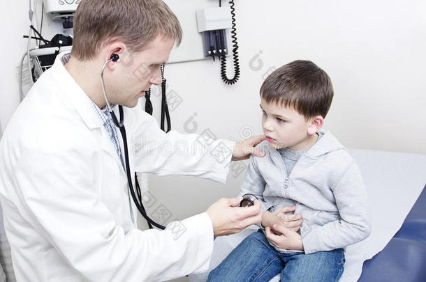 医生检查生病的小男孩