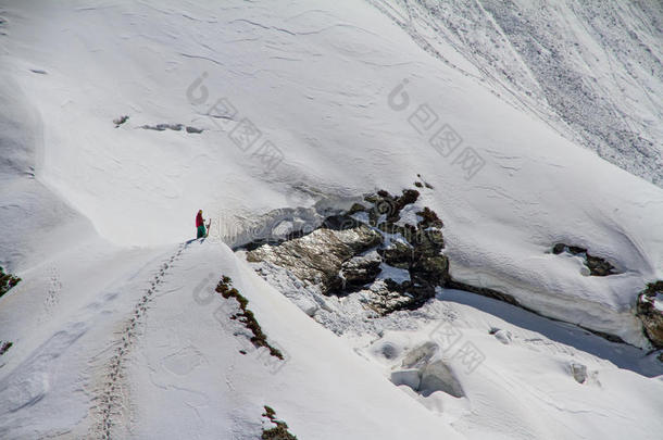 滑雪者攀<strong>登雪山</strong>