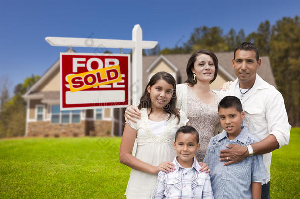 西班牙裔家庭，新房和出售的房地产标志
