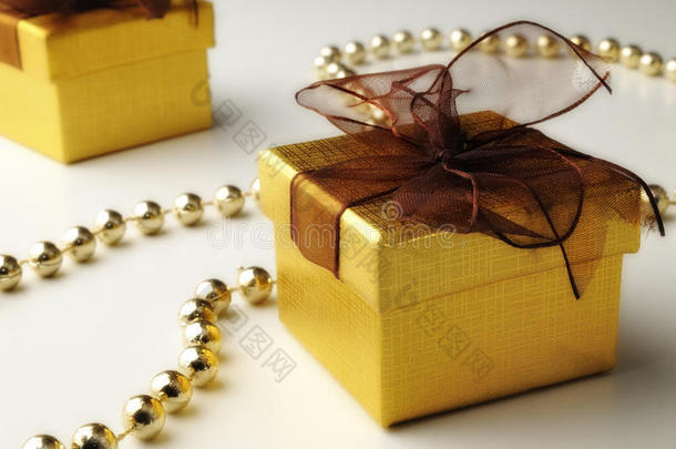 礼物和金色珍珠