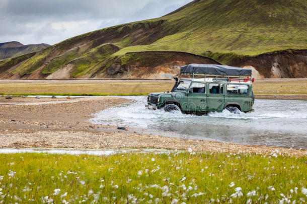 四轮驱动汽车在冰岛的兰德纳劳加<strong>涉水</strong>过河