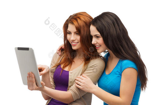 两个笑容可掬的年轻人拿着平板电脑