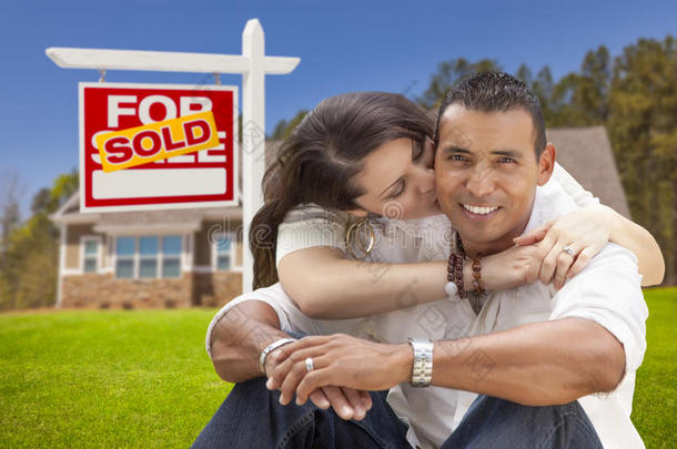 西班牙裔夫妇，新房和出售房地产标志
