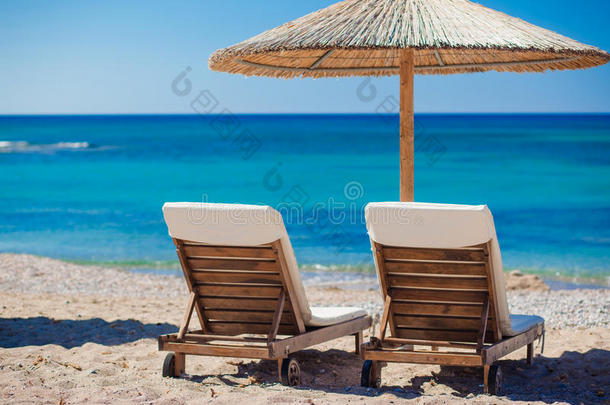有椅子和雨伞的海滩景色
