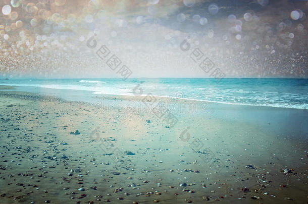 开放的海滩和波克灯光抽象背景。梦幻效果。