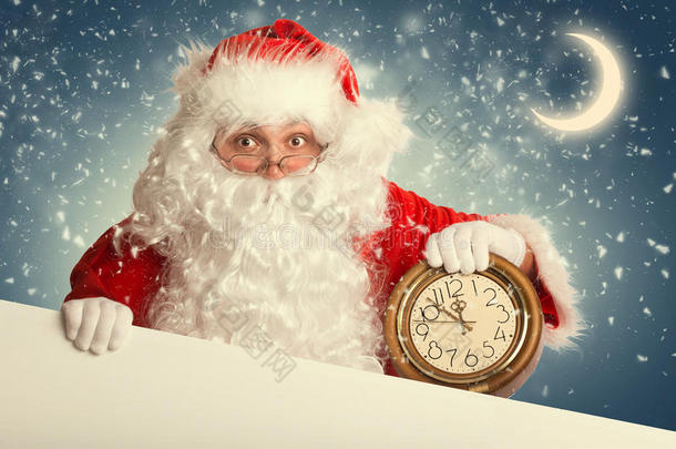 手持时钟的白色空白横幅圣诞老人