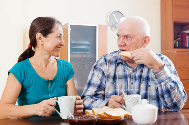 <strong>早起</strong>吃早餐的成年夫妇