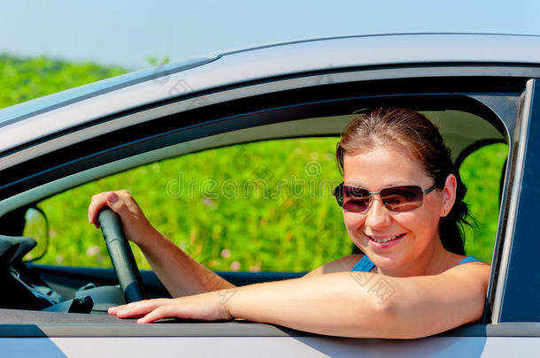 戴太阳镜的女人开着一辆现代汽车