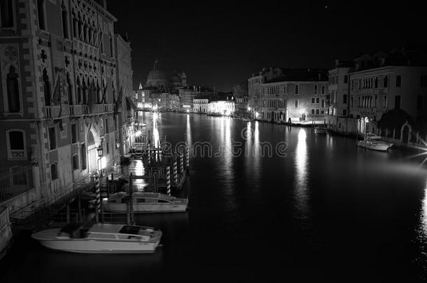 威尼斯的<strong>灯光</strong>在夜间长时间<strong>照射</strong>。