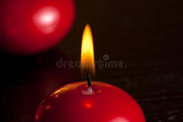 暖色调背景上的红色圣诞蜡烛细节