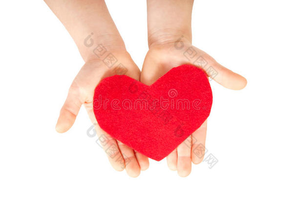 孩子们用双手表达爱心。爱的概念。