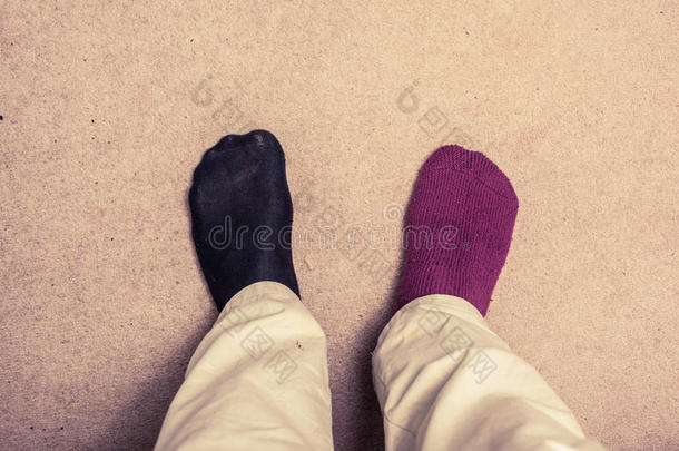 地毯上穿着奇怪袜子的脚