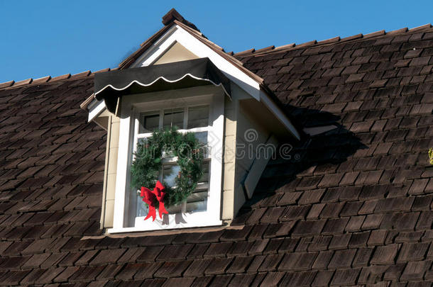 带木质屋顶和阁楼窗户的房屋详图