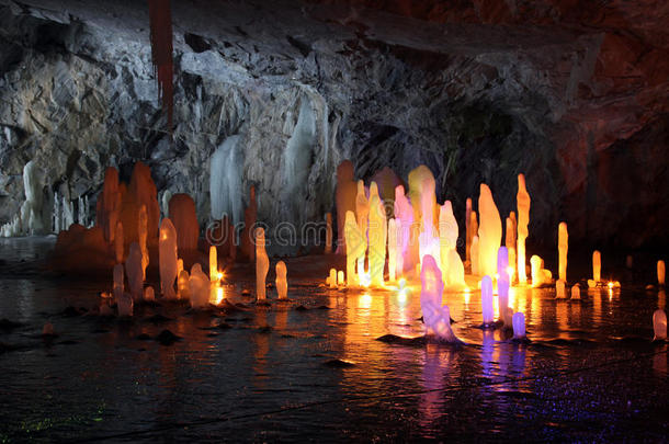 俄罗斯深层大理石洞穴中的冻结水石笋