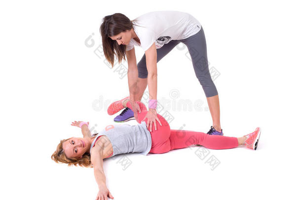 两个年轻女子<strong>在做瑜伽</strong>伸展运动