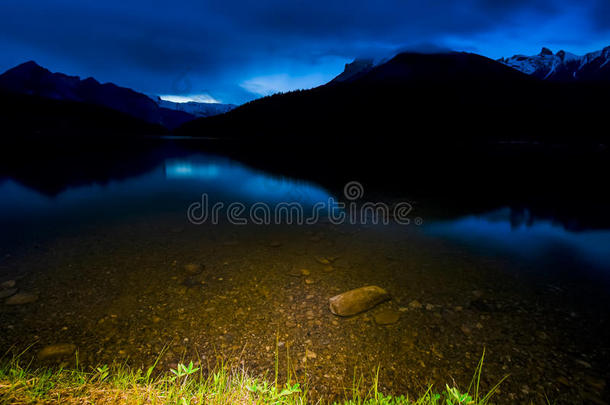 天黑后山水湖