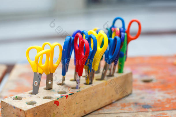 儿童美术用彩色剪刀，特写。
