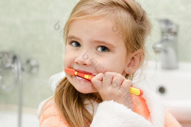 微笑的小女孩在洗澡时刷牙