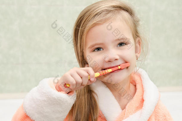 微笑的小女孩在洗澡时刷牙