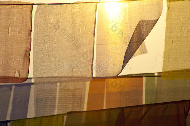 日落时的佛教祈祷旗