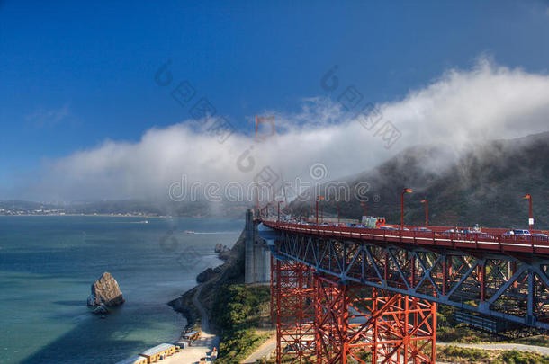 旧金山<strong>金门大桥</strong>上空的一朵云