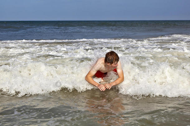 小男孩在海浪中冲浪