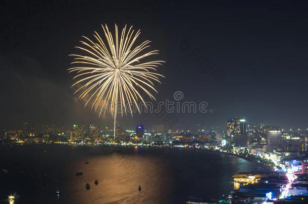 多色焰火夜景，泰国芭堤雅市海景海景特写