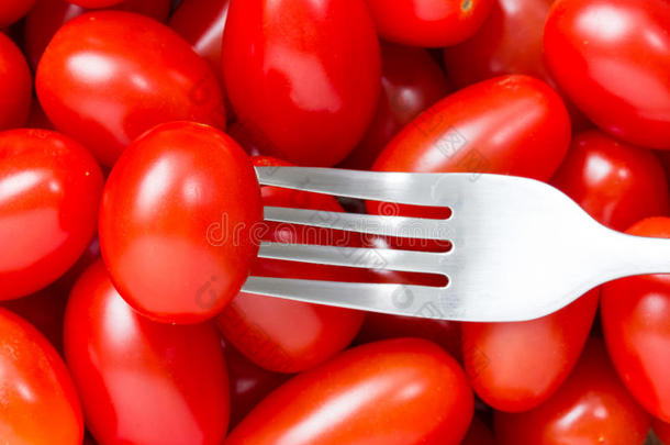 叉子和<strong>小西红柿</strong>