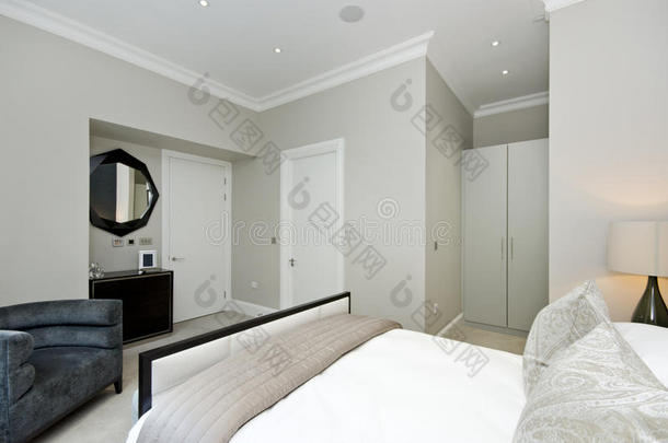 现代卧室，配有特大床和豪华家具
