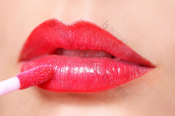红色<strong>唇膏</strong>。嘴唇和刷子上的<strong>唇彩</strong>。