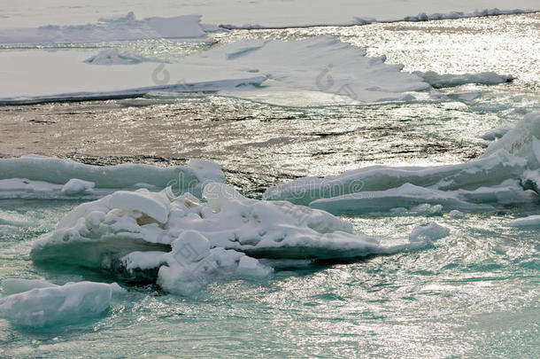 流淌的开阔河水堵塞的浮冰摘要