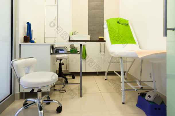 现代健康美容spa沙龙内部。治疗室。