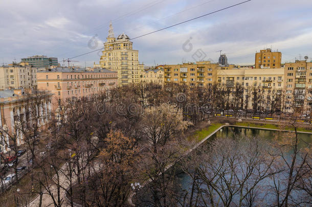 莫斯科市中心区父权制池塘和深秋。