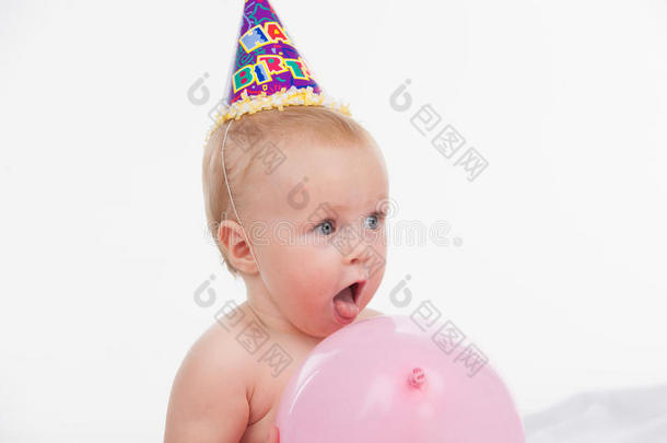 用粉色气球拍小宝宝的特写镜头。