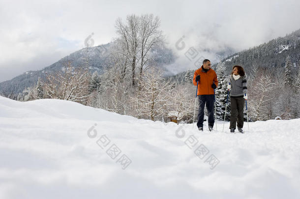 一对成熟的夫妇滑雪