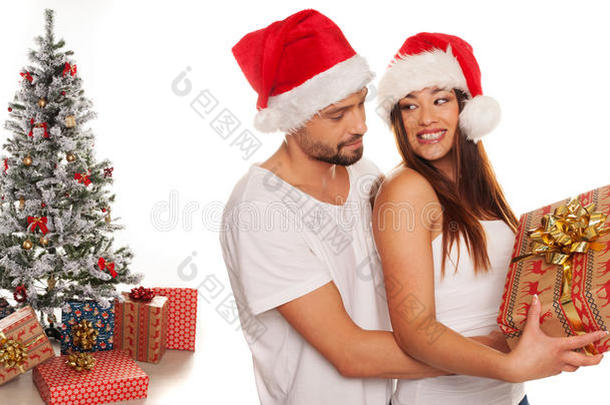 浪漫的年轻人送妻子圣诞<strong>礼</strong>物