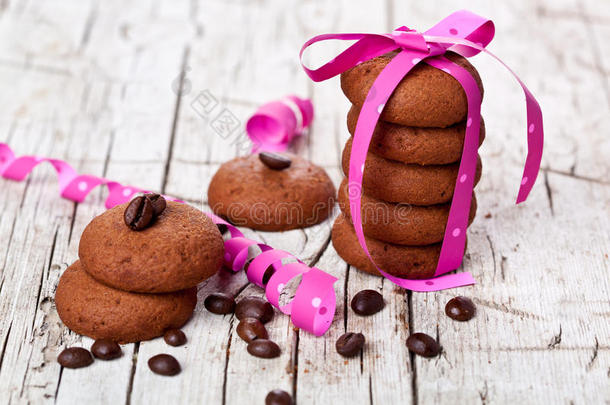 用粉红<strong>丝带</strong>和咖啡豆<strong>绑</strong>在一起的一堆巧克力饼干