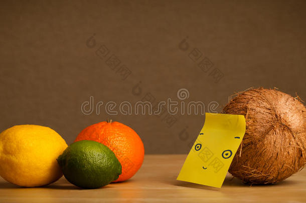 椰子和<strong>便利贴</strong>看柑橘类水果