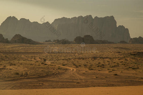 瓦迪朗姆沙漠的山脉，有沙漠公路和小汽车