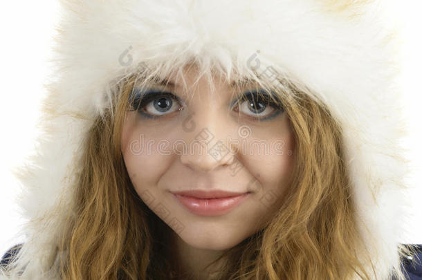 毛皮时尚帽子。 戴着毛茸茸帽子的漂亮女孩。 冬天的女人肖像