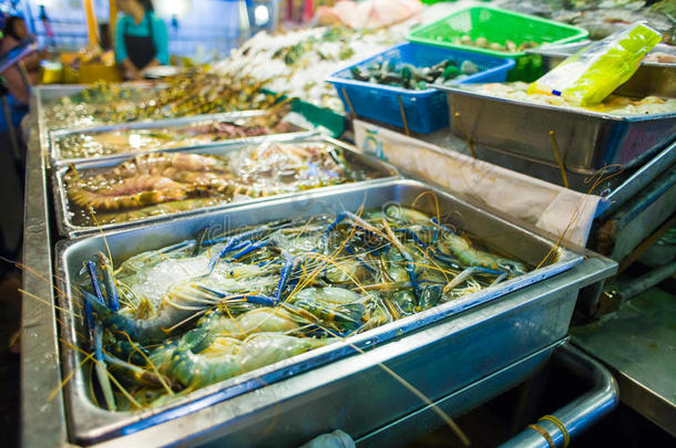 新鲜龙虾在冰上出售在餐厅。