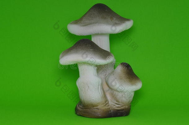绿底黑白<strong>陶瓷</strong>蘑菇