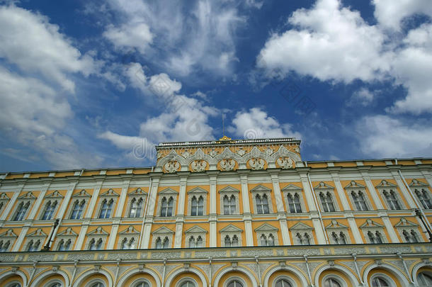 阳光明媚的一天，克里姆林宫的宏伟宫殿。 莫斯科克里姆林宫