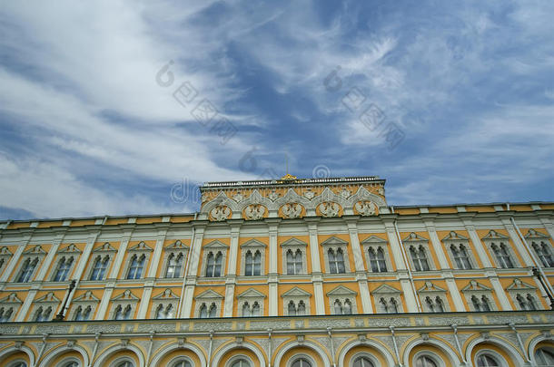 阳光明媚的一天，克里姆林宫的宏伟宫殿。 莫斯科克里姆林宫