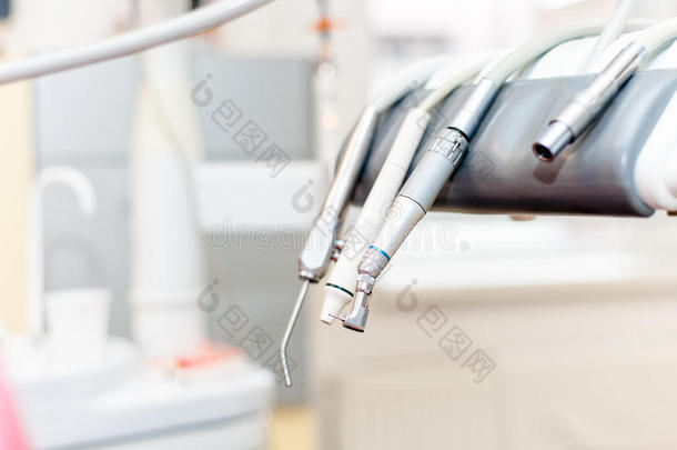 牙科医生使用的不同牙科器械和工具