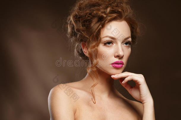 红发卷曲，睫毛长长的美女时装模特。