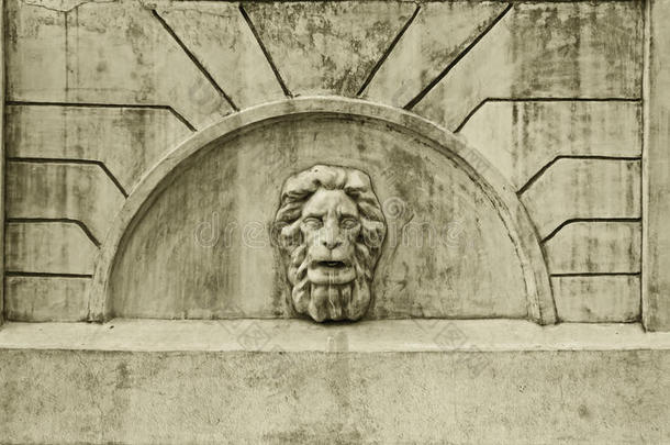 在旧墙上雕刻狮子头