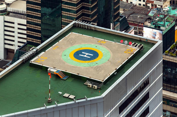 直升机<strong>停机坪</strong>(；直升机降落台)；在屋顶建筑上。